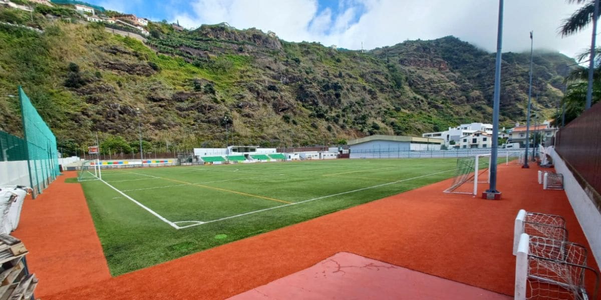 O Cd Ribeira Brava foi superior ao Csd Câmara De Lobos e vence-o por 13-1 (Futebol Infantil)